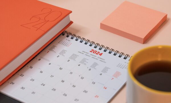 Kalender 2024 bij een kopje koffie