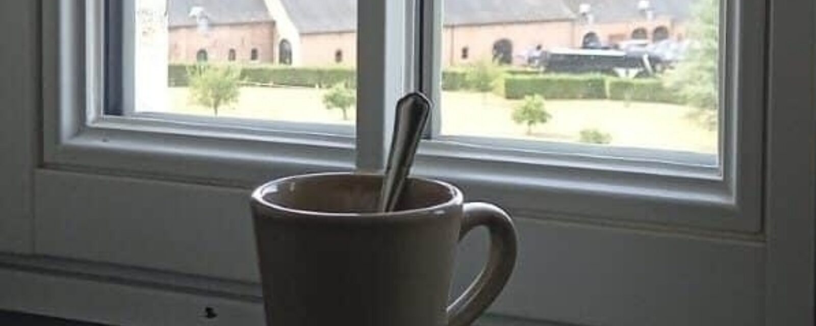 Kop koffie en boek in Abdij Averbode