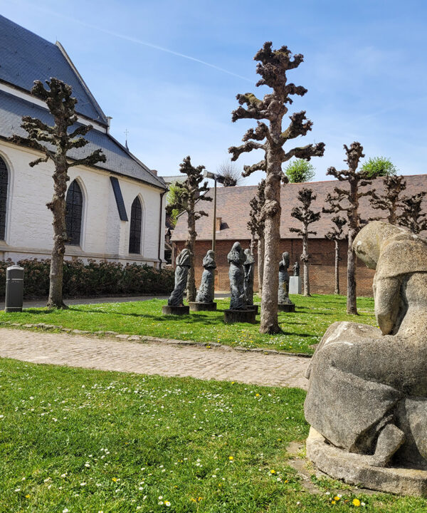 Begijnhof Diest beelden en kerk