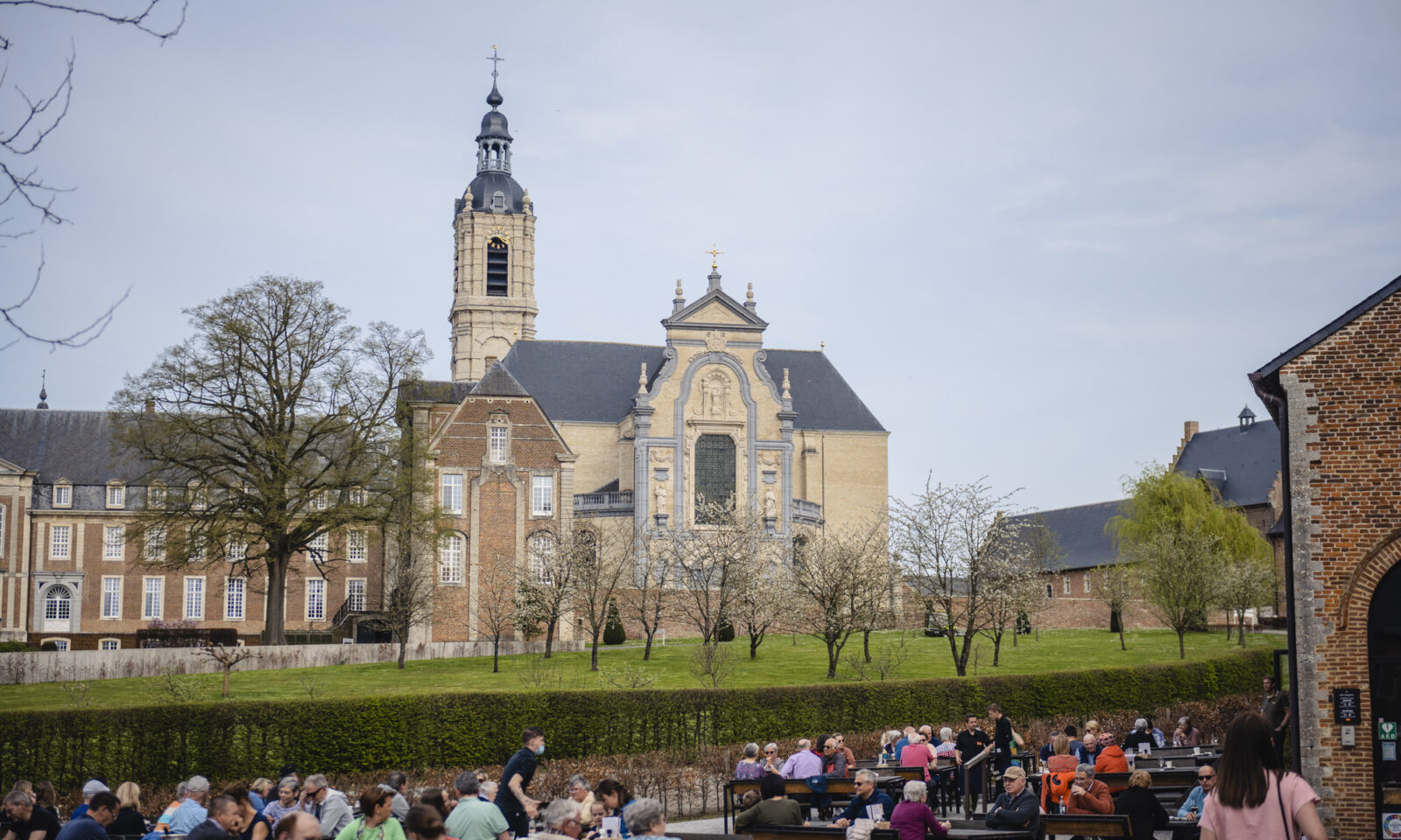 Het Abdijcafé met uitzicht op de Abdij van Averbode