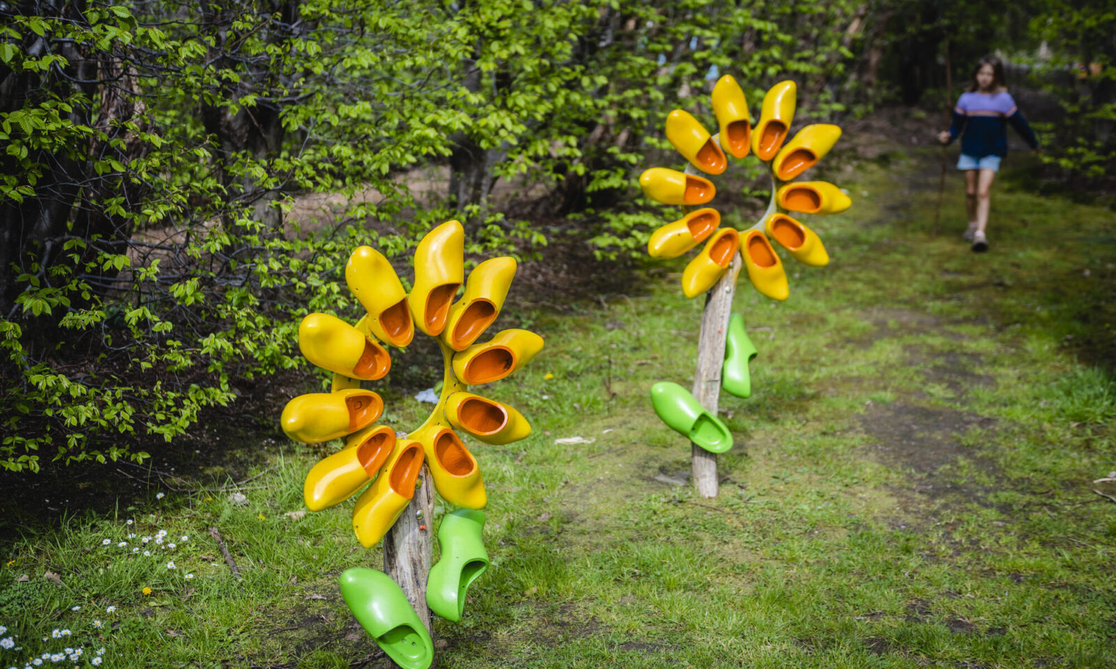 Twee bloemen opgebouwd uit geel met oranje en groene klompen.