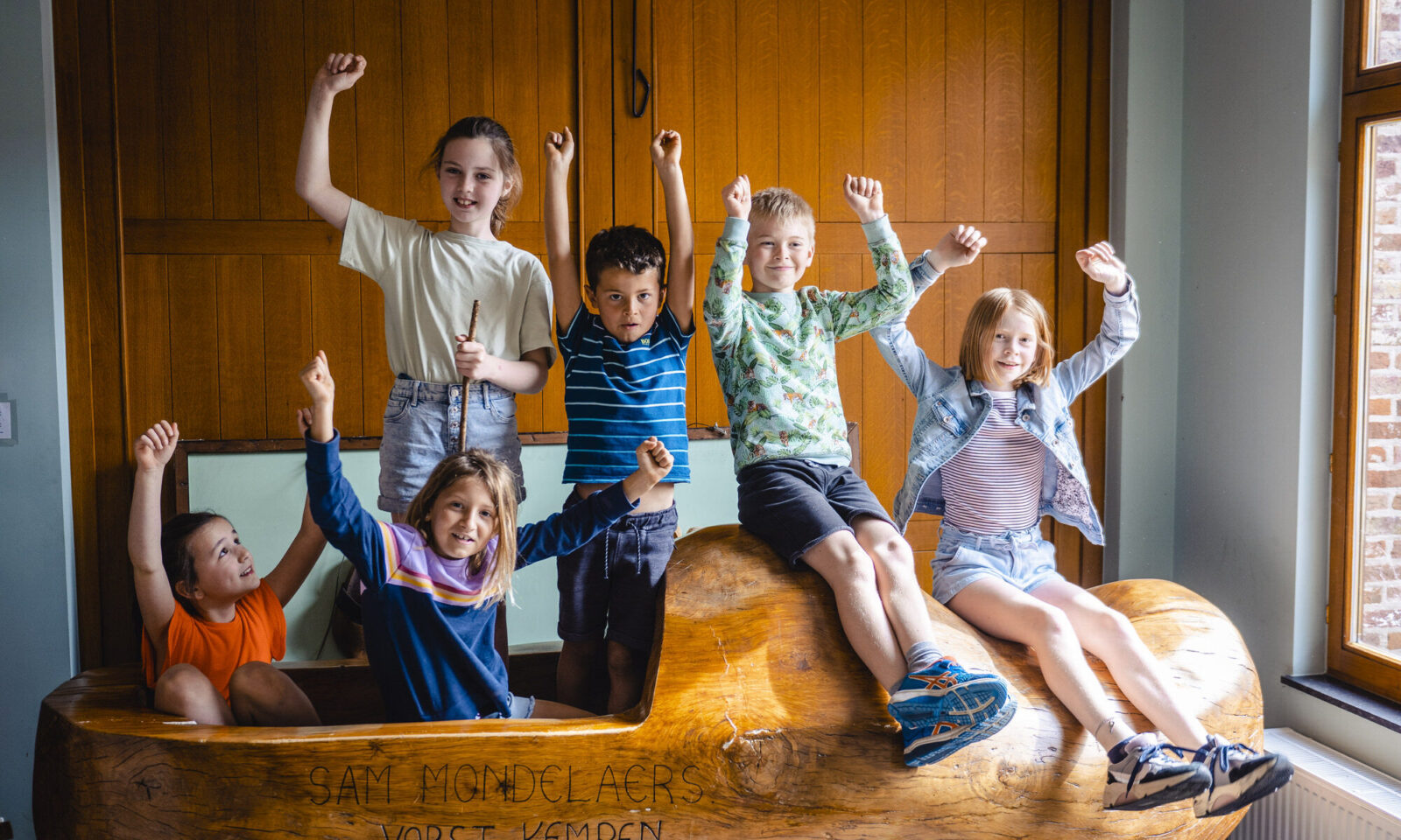 Kinderen in een grote klomp