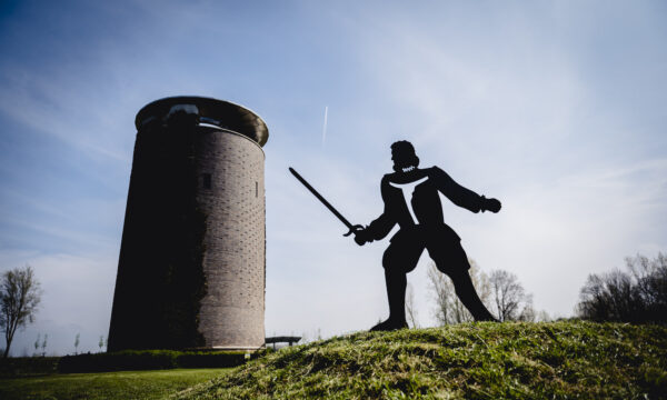 Maagdentoren met beeld van de wandeling Met de Witte naar Zichem