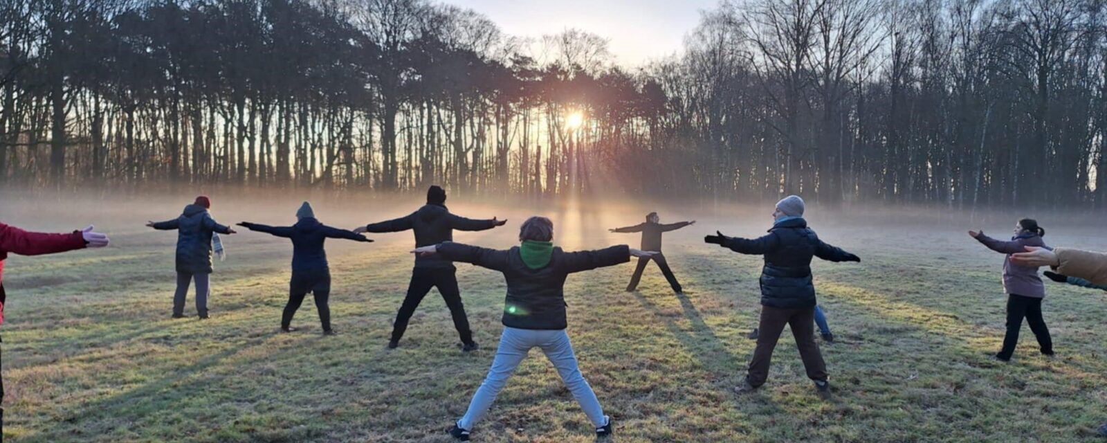 yoga in de natuur met zonsopgang