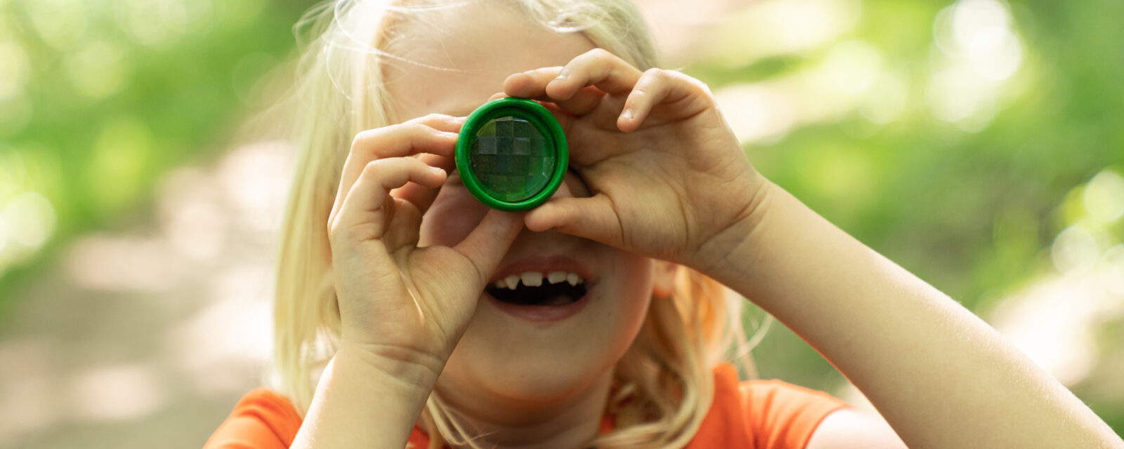 Kind met speciale kijker