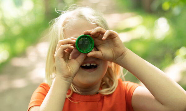 Kind met speciale kijker