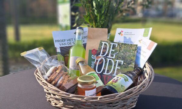 mand met lokale producten