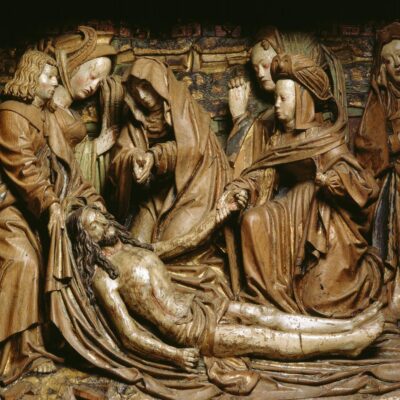 centrale beeldhouwwerk van het retabel toont de "Bewening van Christus"