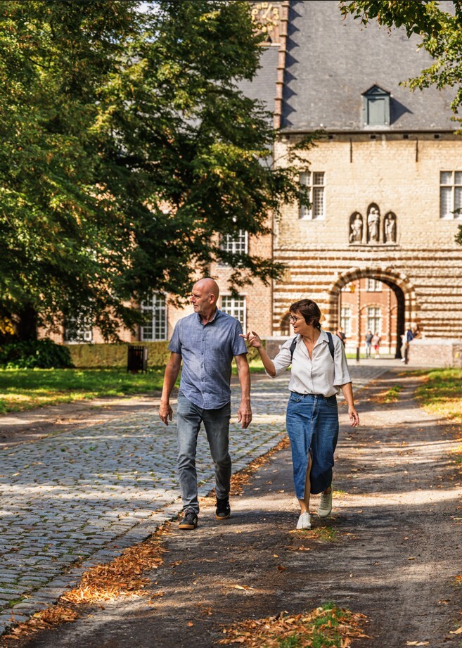 wandelen in de lindendreef aan de abdij van Tongerlo