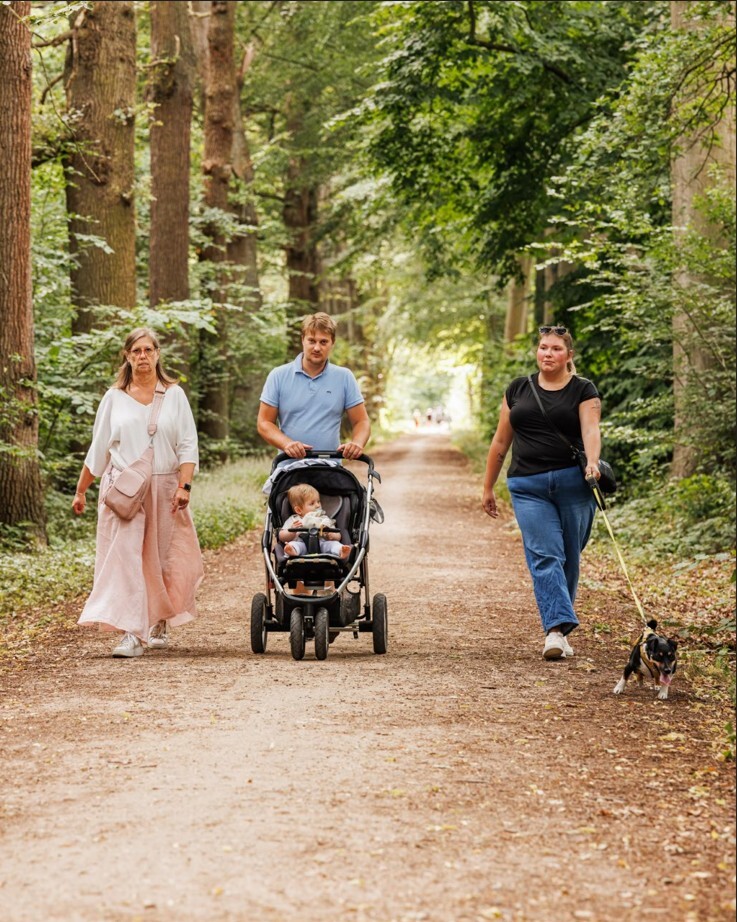 Wandelaars met buggy in de Beeltjens