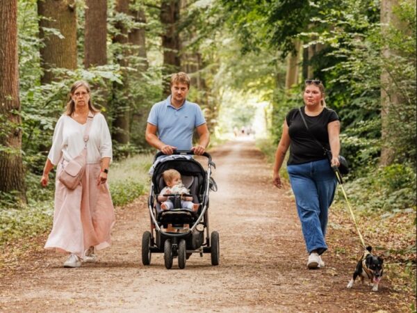 Wandelaars met buggy in de Beeltjens