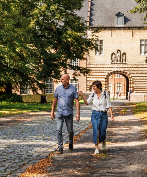 wandelen in de lindendreef aan de abdij van Tongerlo