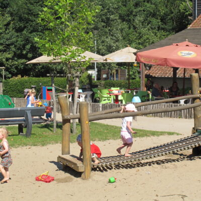 Spelende kinderen in de speeltuin aan het Boswachtershuis in Westerlo